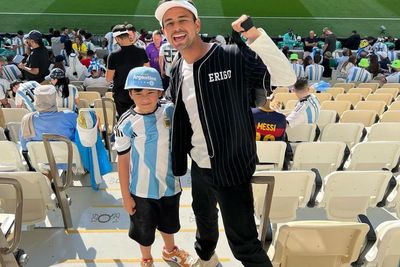 Rafathar Diajak Raffi Ahmad Nonton Argentina vs Arab Saudi, Outfitnya Keren