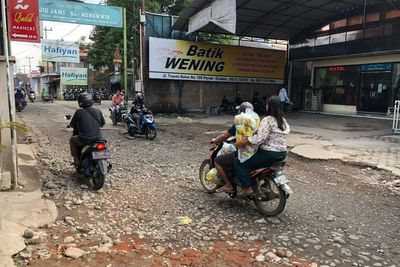 Bikin Kapok! Di Balik Nama Besarnya Wisata Batik Trusmi Cirebon, Ternyata Jalannya Hancur