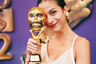3 Gaya Eksis Putri Marino Pegang Piala, Semuanya Disapu Bersih!