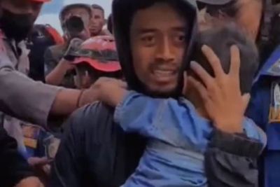 Detik-detik Video Bocah Azka Ditemukan Selamat Usai Tertimbun 3 Hari, Ibunya Meninggal