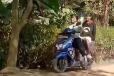Video Cewek Naik Motor di Jalan Bergelombang, Endingnya Bikin Ngakak Sekaligus Kasihan