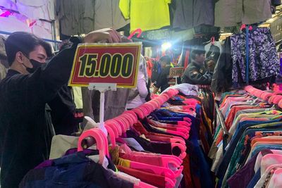 Pasar Cimol, Rekomendasi Tempat Thrifting di Bandung yang Harganya Super Murah!