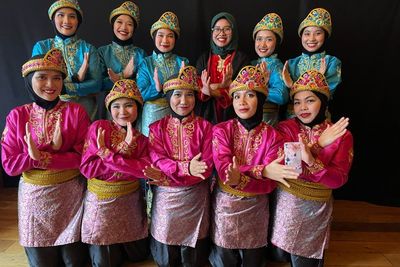 Menakjubkan! Tari Rateb Meuseukat Guncang Panggung Kesenian di Inggris