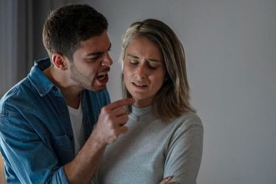 6 Ciri-ciri Pasangan Kamu Lakukan Toxic Relationship, Bukan Sekedar Melarang Hal Kesukaan