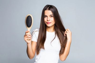 Life Hack Bersihin Sisir Sikat Bulu dari Kotoran yang Menempel