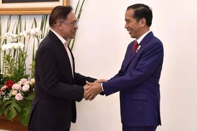 Kode Keras Anwar Ibrahim Usai Dilantik PM Malaysia ke Jokowi, Singgung Isu Tenaga Kerja