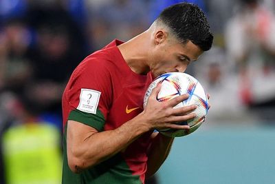 Cristiano Ronaldo Pesepak Bola Pertama yang Cetak Gol di 5 Piala Dunia Berbeda!