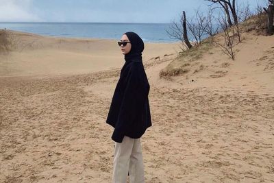 5 OOTD Hijab Pantai Kekinian 2022 ala Helmi Nursifah sampai Intan Khasanah