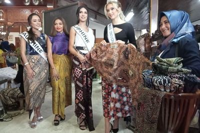 Miss Universe Swiss Lelang Batik, Uangnya untuk Korban Gempa Cianjur