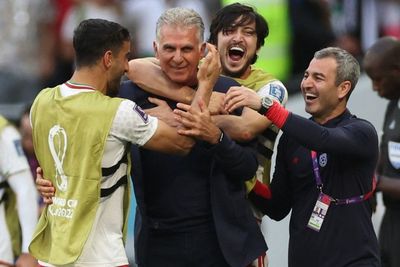Iran Babat Wales 2-0, Sardar Azmoun Girang hingga Cekik Carlos Queiroz