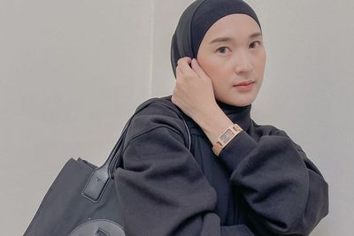 5 OOTD Sweater Oversized Hijab Cantik dan Kece ala Denisa Rani