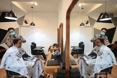 Usai Ganjar Pranowo, Kini Gliran Anies Pamer Foto Sedang Cukur Rambut