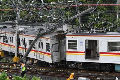 Foto Insiden KRL Anjlok di Kampung Banda, Ketimpa Tiang Listrik