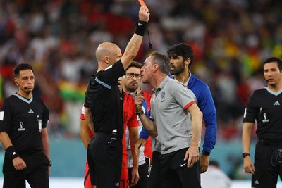 Dapat Kartu Merah karena Protes Keras pada Wasit, Pelatih Korsel Absen di Laga vs Portugal