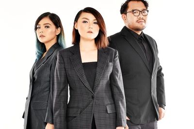 Rayakan HUT Ke-20, Grup HMGNC Rilis Lagu Stay dalam Format Piringan Hitam 