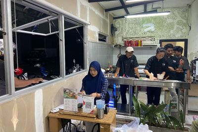 Amazing! Kedai Mungil Ini Sukses Menjual Ratusan Porsi Steak dalam Sehari