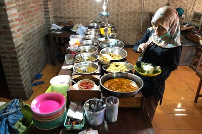 3 Kuliner Khas Cirebon yang Wajib Dicoba, No 2 Hitam Tapi Nikmat!