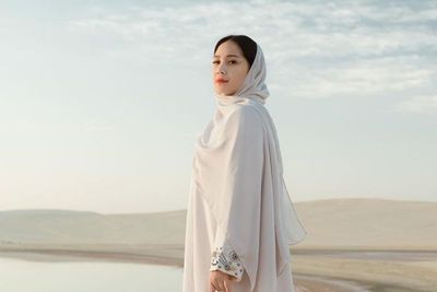 Gaya Hijab Nagita Slavina di Padang Pasir saat Nonton Piala Dunia Qatar, Wajahnya Adem!