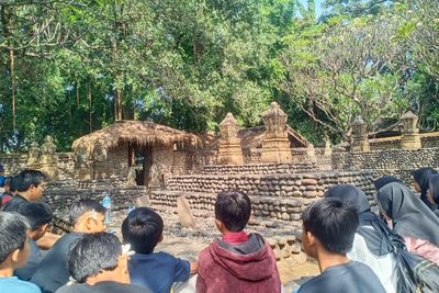 Ziarah Komplek Makam Raja Selaparang Lombok, Dipercaya Bisa Dapat Jodoh!