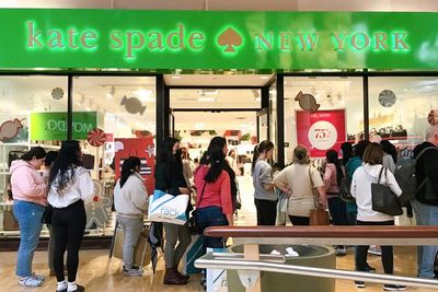 Heboh! Pesta Diskon Black Friday, Tas Kate Spade Cuma Sejutaan: Antreannya Menggila!