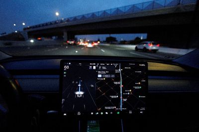 Canggih! Sistem Full Self-Driving Tesla Dijual Rp200 Jutaan
