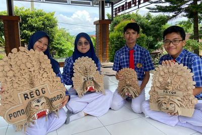 Kreatif! Siswa SMA Ini Buat Miniatur Reog Ponorogo dari Kardus Hasilkan Cuan