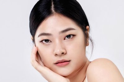 5 Rekomendasi Peeling Serum Brand Lokal: Angkat Sel Kulit Mati!