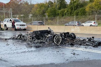 Lamborghini Aventador 2021 Kecelakaan dan Terbakar di Tengah Jalan, yang Tersisa Cuma Abu!