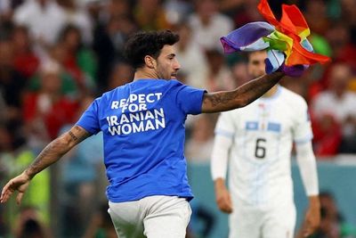 Pitch Invader Recoki Laga Portugal vs Uruguay, Kampanyekan 3 Hal Sekaligus