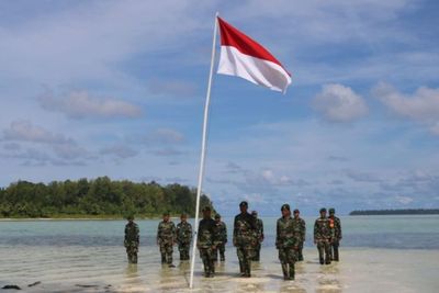 Tolak Kepulauan Widi Dijual, TNI Kibarkan Bendera Merah Putih di Pinggir Pantai