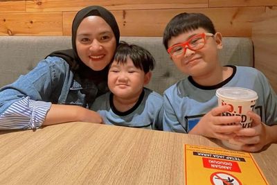 Minta Maaf, Ibu Bhayangkari Penghina Anak Yunita Lestari Disorot: Dipelototin Suami Nih