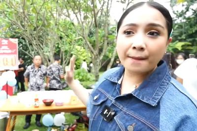 Sandal Karet Pink Nagita Slavina di Ultah Rayyanza Ketebak Harganya: Bikin Spot Jantung