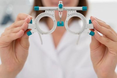 Gen Z Rela Nabung Ngabisin Uang Puluhan Juta Buat Lasik Mata, Begini Kata Dokter