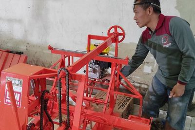 Modal Lihat YouTube, Pria Ponorogo Ini Ciptakan Alat Tanam Padi: Hasilnya di Luar Dugaan!