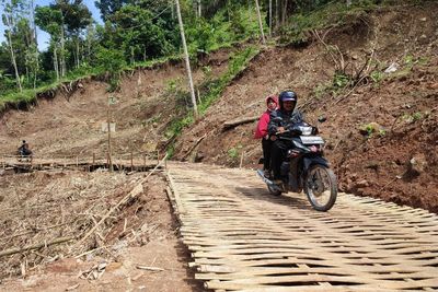 Viral Warga Ngebel Bikin Tol Sesek, Terbuat dari Bambu Melintasinya Serasa Uji Nyali