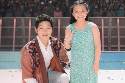 Dipanggil Song Joong Ki Buat Foto Bareng, Arsy Grogi Sampai Terpana!