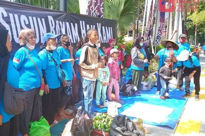 Anak-anak Warga Kampung Susun Bayam Sakit karena Tidur di Luar Rusun