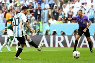 Cara Menendang Bola dengan Kaki Bagian Dalam