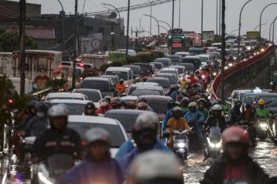 Nekat Terobos Banjir, Ini Efek Buruk Pada Motor Saat Oli Bercampur dengan Air