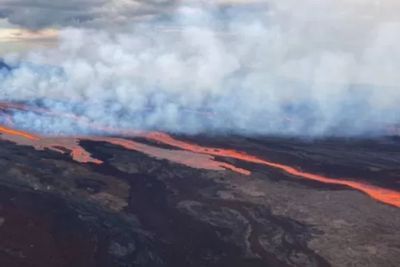 Gunung Berapi Terbesar di Dunia Meletus, Aliran Lahar Apinya Tampak Menyeramkan