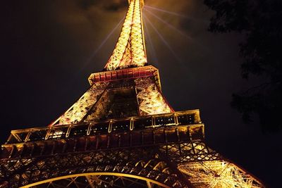Tahukah Kamu? Ternyata Ngambil Foto di Menara Eiffel Pas Malam Hari Itu Ilegal di Paris