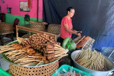 Mencicip Lezatnya Sate Lilit Ikan Marlin Warung Ari, Kuliner Murah Denpasar Sejak 1994