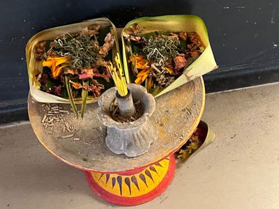 Kisah Mistis Sesajen di Meja Kasir: Warung Ramai, tapi yang Jaga Bukan Manusia