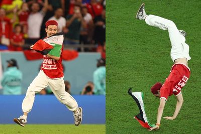 Ada Penyusup di Laga Tunisia vs Prancis, Pria Berpeci Merah Salto Bawa Bendera Palestina