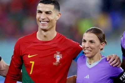 Gaya Energik Stephanie Frappart Wasit Cantik Pertama Piala Dunia Dirangkul Ronaldo