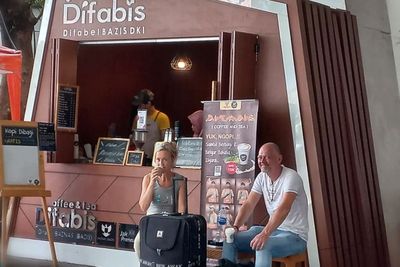 Beli Kopi Pakai Bahasa Isyarat, di Kios Ini Kita Bisa Langsung Dilayani Oleh Teman Difabel