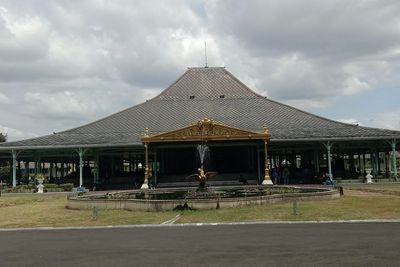 Pertama Kali Liburan ke Solo? Ini 5 Destinasi Menarik dan Jangan Lupa Habiskan Waktu di Jalan Slamet Riyadi