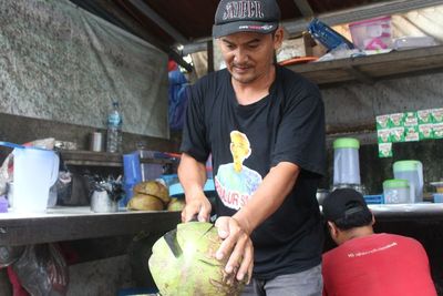Cuma Jualan Kelapa Muda, Warung Ini Seminggu Bisa Habiskan 2.000 Buah, Apa Rahasianya?