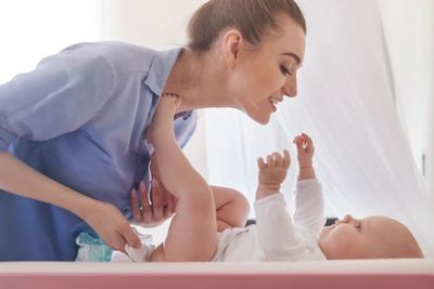 Pakai Diapers Sempit Risikonya Bikin Bayi Penyebab Ruam Popok