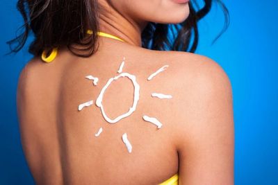 Apa Bedanya Sunblock dan Sunscreen? Simak Penjelasan Ahlinya Nih Biar Gak Salah Pakai!